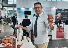 Rino Nicolosi, secretary of the Consorzio Arancia Rossa di Sicilia IGP, offered freshly squeezed juices made on the spot to all visitors at the stand.