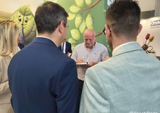 Giancarlo Amitrano, head of the fruit and vegetable purchasing department of the Cedigros chain, autographing copies of the book 'Parole d'Ortofrutta' (Fruit and Vegetable Words), which collects his articles published in the online newsletter FreshPlaza from January 2023 to March 2025. The book was presented and distributed free of charge at the fair.