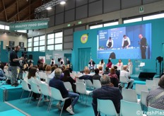 In 'The Healthy Food Show' Arena a moment with some of the chosen testimonials. On stage in the center: Manuela Arcuri.
