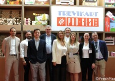 The Pro-Gest team and the range of plateaux, bins and trays in recycled cardboard, which can also be fully customised with high-definition digital printing. All in the name of environmental sustainability and innovation, two core values for the group.