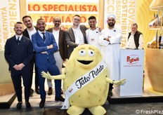 Group photo at the Pizzoli stand, together with mascot Tato Patato. Among the novelties presented was 'Selezione per Ristoranti' (Selection for Restaurants), a reference ensata to meet the needs of home consumption as well as gourmet catering. On the seed potato variety front, requests for several cultivars including Soprano and Chérie, two excellences in the Pizzoli portfolio, increased significantly. A particularly successful moment was the show-cooking event organised in collaboration with the young and talented Chef Jacopo Martellini, who prepared innovative dishes using the Iodì potato, Pizzoli's flagship reference, appreciated for its high performance in the kitchen and for its iodine contribution.